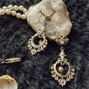 Tear drop pearl screw back